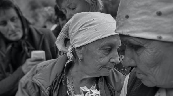 o ucraineanca a incercat sa jefuiasca o banca din polonia dar a fost batuta cu bastonul de o varstnica de 90 de ani video