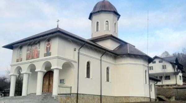 parinte arhiepiscop si mitropolit nifon la tarnosirea bisericii din fieni cartierul berivoiesti