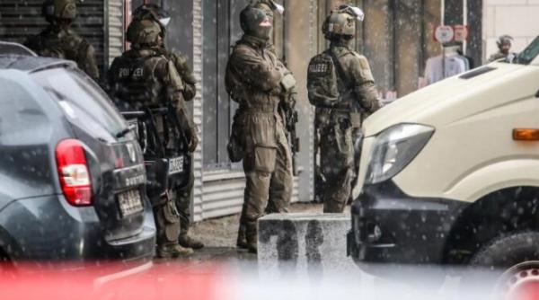 luare de ostatici in germania la dresda atacatorul si ar fi ucis mama apoi s a baricadat intr un magazin