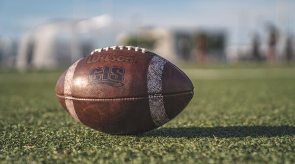 radoi nu e singurul echipa de fotbal americana amendata pentru ca un jucator a simulat