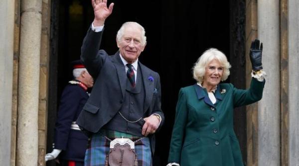 charles si camilla au publicat felicitarea de craciun din acest an fotografia a fost realizata inainte de moartea reginei