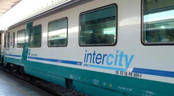 debut rusinos pentru trenul intercity suceava bucuresti repus in circulatie dupa 8 ani intarziere de 118 minute dupa ce s a stricat locomotiva
