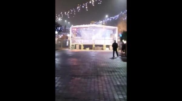 reactia primarului din calafat dupa imaginile virale de la targul de craciun erau oameni la concert dar mai rasfirati cantareata a fost dezavantajata de ploaie