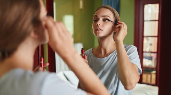 te speli pe fata daca ai gene false atentie ce greseala faci