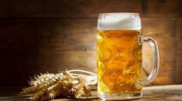 cat alcool beau romanii consumul a crescut anul trecut la toate categoriile