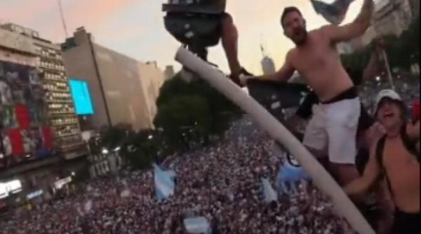 nebunie in argentina s au urcat pe semafoare si au rupt tricourile de pe ei s au pus in genunchi de bucurie imaginile care fac inconjurul planetei