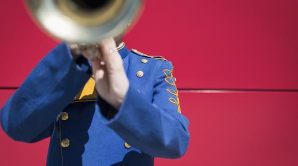 rusia va trimite muzicieni pe frontul cu ucraina pentru a ridica moralul soldatilor cetatenii sunt indemnati sa doneze instrumente