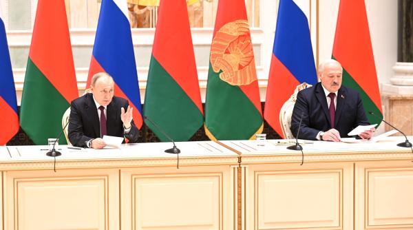 lukasenko se lauda ca putin i a dat complexele de rachete iskander si s 400