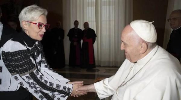 monica anghel intalnire cu papa francisc la vatican in momentul in care a intrat s a asternut o liniste