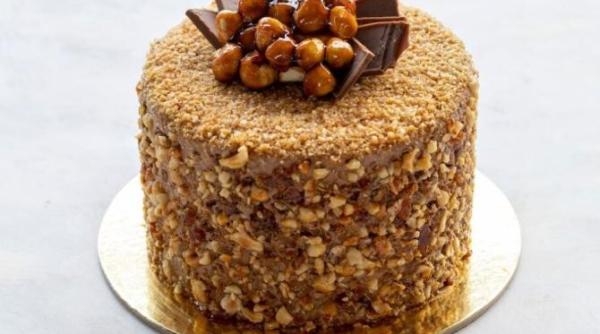 tort cu crema de ciocolata si caramel sarat cel mai bun desert pentru masa de sarbatori