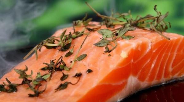 cu aceste trucuri vei elimina mirosul de peste din casa bucatarie de pe maini si de pe tocator