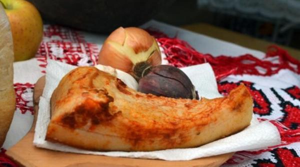 reteta slanina cu usturoi e cea mai buna sunca pentru masa de craciun