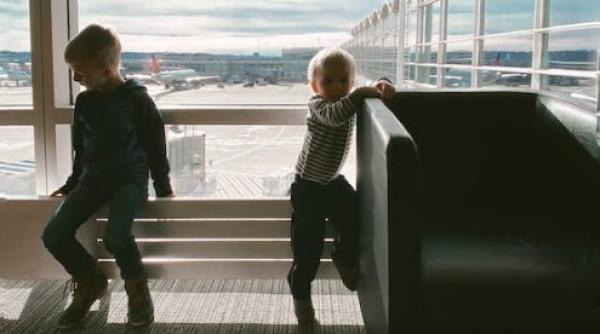 romanii din germania pot fi amendati cu pana la 2500 de euro daca merg cu copilul de varsta scolara in romania iata de ce