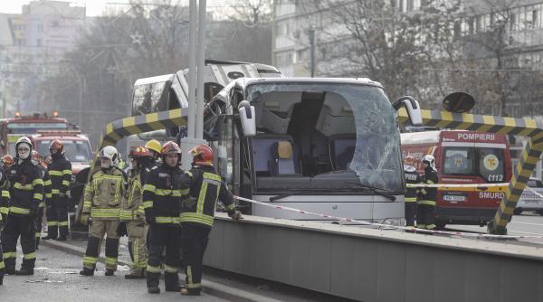 accident pasajul unirii titi aur limitatorul de inaltime cred ca a fost construit gresit un astfel de parapet trebuie sa te protejeze sa nu se miste cand dai cu masina in el
