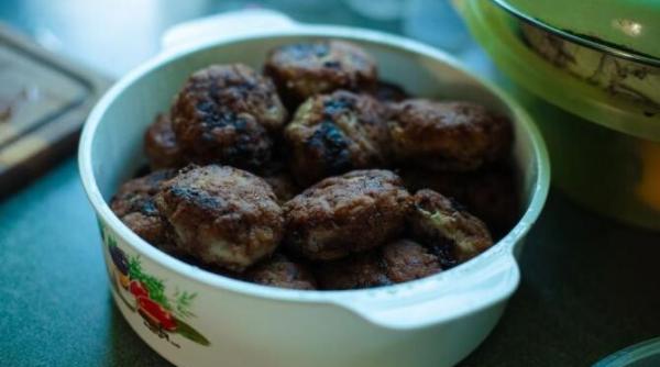 chiftele de pui cu branza si rosii perfecte pentru un meniu festiv