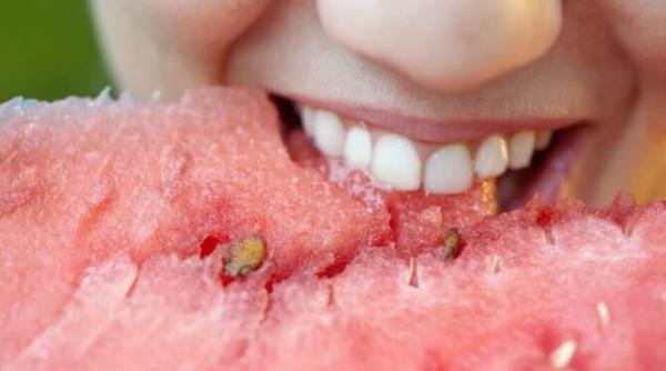 cinci alimente albesc dintii in mod natural si iti aduc un aport mare de vitamine