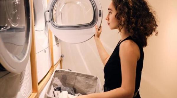 pune o lamaie in cuva masinii de spalat trucul pe care trebuie sa l faci in fiecare luna