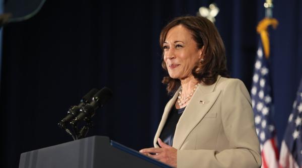 kamala harris s a trezit in ajunul craciunului cu autobuze cu migranti in fata resedintei sale