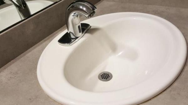 este esential sa turnati otet in chiuveta de la baie o data pe luna iata de ce