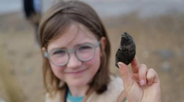 o fetita de 9 ani pasionata de fosile a gasit un dinte de urs care are 700 000 de ani