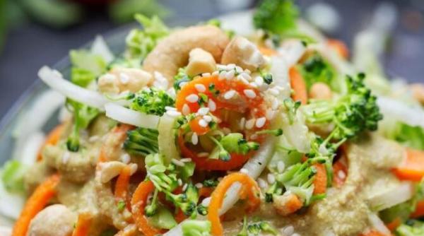 salata cu ciuperci fasole si muraturi o reteta rapida si satioasa