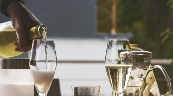 ti a mai ramas sampanie de la petrecerea de craciun iata ce poti face cu ea doua retete delicioase