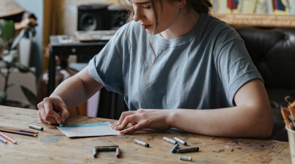 un liceu de arte permite elevelor sa si ia doua zile libere daca sufera de dureri menstruale premiera in aceasta tara