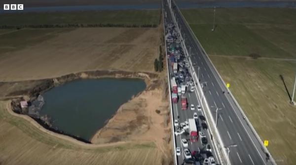 200 de masini s au ciocnit in conditii de ceata densa pe un pod din china cel putin o persoana a murit