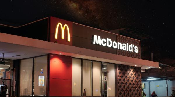 mcdonald s testeaza un sistem care ar putea schimba industria fast food la nivel mondial cum vor fi preparati burgerii
