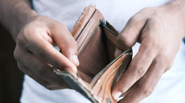 sondaj ires jumatate dintre romani se descurca cu banii o treime se imprumuta un sfert nu si au platit o factura