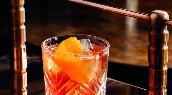 negroni sbagliato cum se face cocktail ul celebru de pe tik tok pe care actrita emma darcy il adora