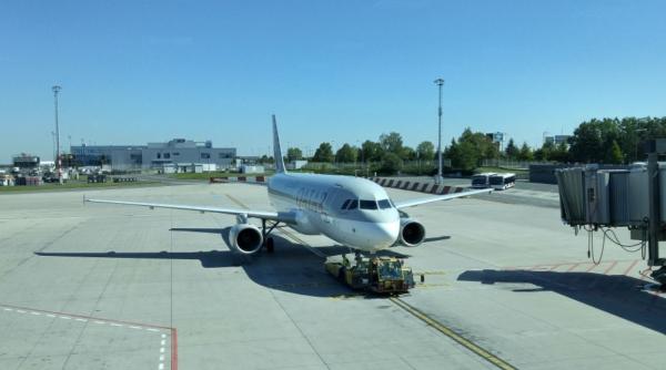 o femeie a dat nastere intr un avion care venea la bucuresti aeronava a aterizat de urgenta la praga