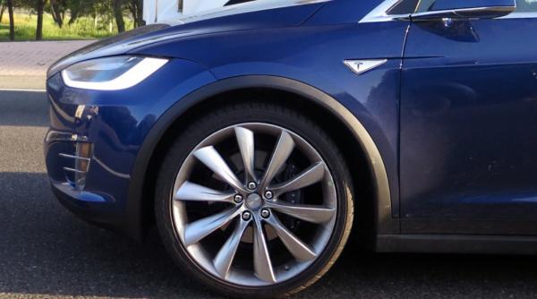 dormea in tesla pe autostrada la 110 km h politistii s au chinuit 15 minute sa l trezeasca