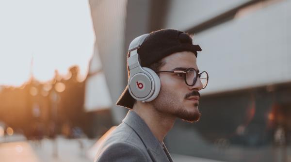 un barbat dat in urmarire internationala a fost prins in timisoara pentru ca asculta muzica prea tare pe strada