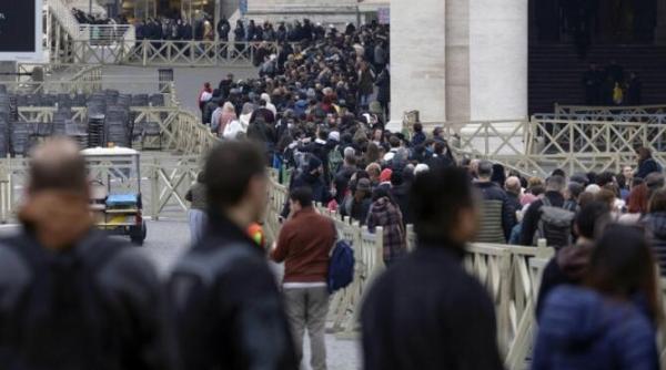 un ultim omagiu adus fostului papa benedict al xvi lea mii de credinciosi s au strans la vatican