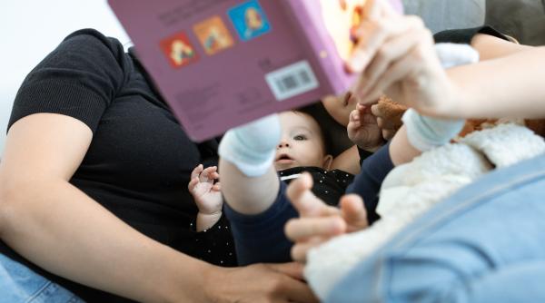 de ce nu e bine sa ti lasi copilul in fata ecranelor pana la 2 ani