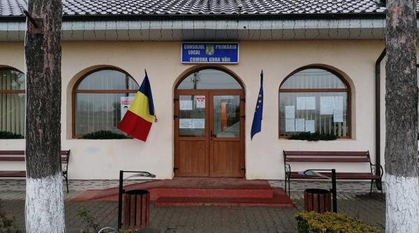 primarul din gura vaii judetul bacau a decis sa taie salariile tuturor functionarilor din primarie