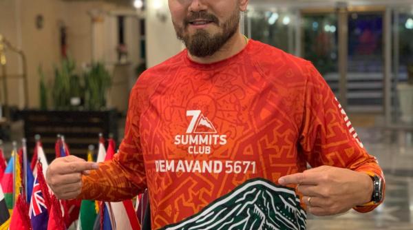 alpinistul roman adrian ahritculesei a plecat in antarctica va urca pe muntele sidley punctul final al circuitului celor sapte vulcani