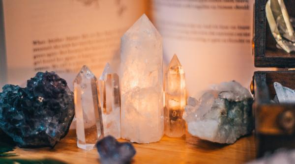 cristalele care vor aduce noroc si fericire in 2023