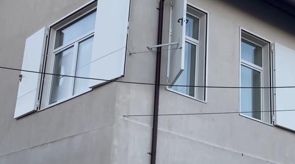 noaptea mintii la o scoala din suceava in loc de obloane la ferestre au fost montante usi de termopan cu clante inclusiv pe exterior video