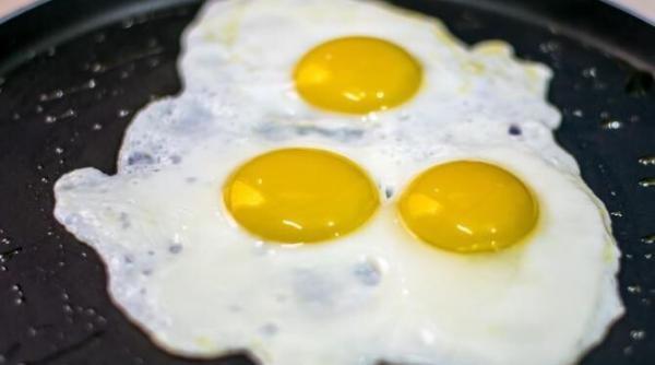 pune faina in tigaie inainte de a praji ouale trucul care schimba totul