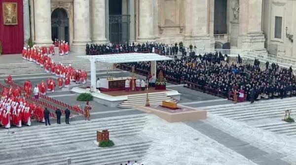 sicriul cu trupul fostului papa benedict al xvi lea in fata miilor de credinciosi adunati in piata sfantul petru