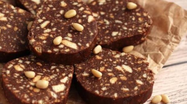 desertul care ii va innebuni pe toti salam de ciocolata alba cu fistic