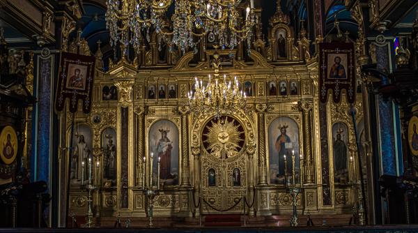 biserica ucrainei sarbatoreste craciunul pe rit vechi in manastirea contestata din kiev