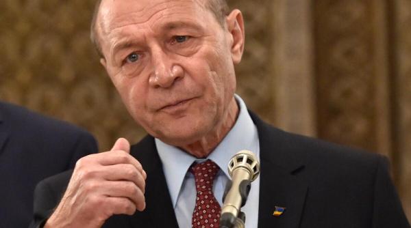 cum i a pacalit traian basescu pe spp isti sociolog gasise o spartura in gard si fugea pe acolo astia intrau in panica video