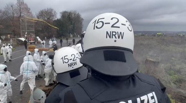 mina de carbuni in loc de case berlinul desfasoara forte masive de politie evacuari cu buldozere si tunuri de apa