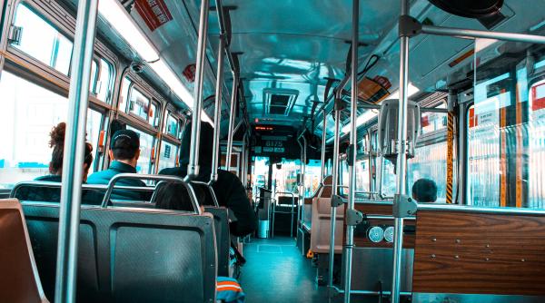 o noua provocare periculoasa in randul tinerilor pulverizarea cu spray cu piper in autobuze