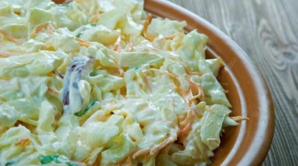 salata din varza chinezeasca cu ciuperci murate