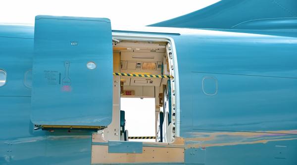 un avion a ramas fara usa in timpul zborului iar bagajele pasagerilor au cazut din aeronava un barbat a fost aproape zdrobit video