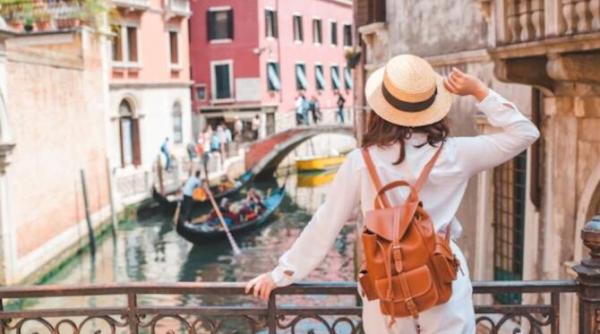 hello holidays viata cultura si istoria italienilor predate turistilor prin programele senior holidays